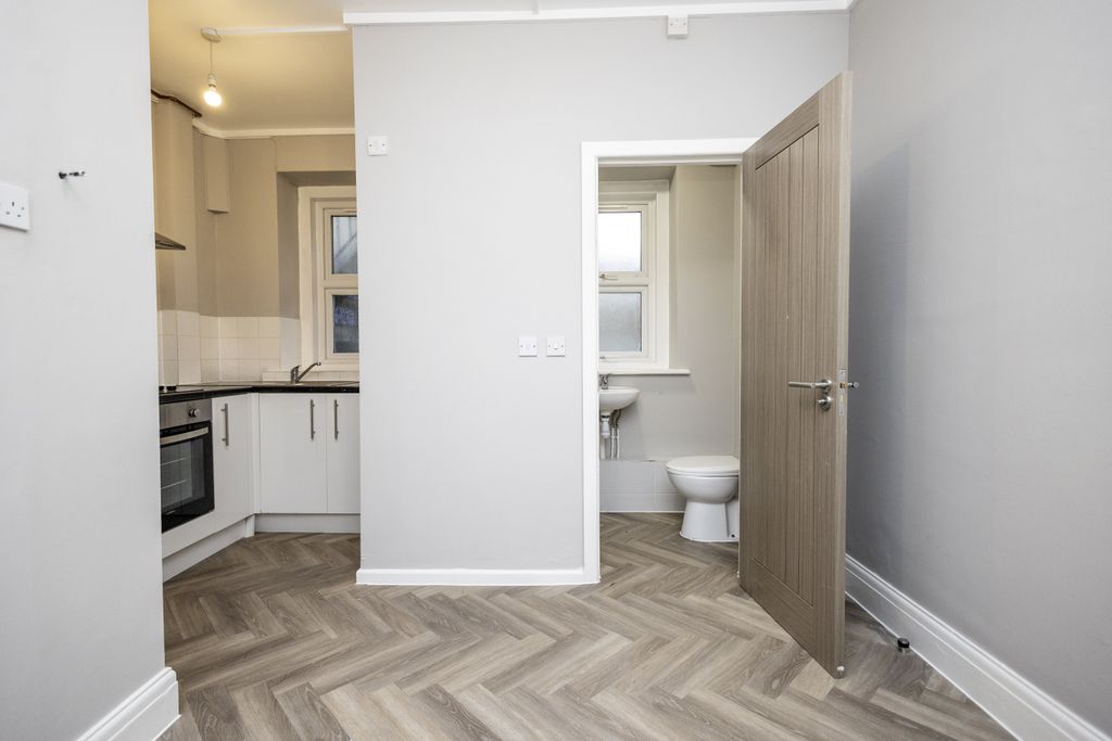 Property photo 3 of 6 Jt3A6794