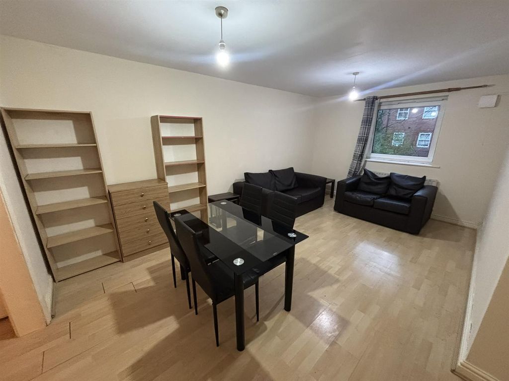 Property photo 2 of 16 Lounge / Dining Area