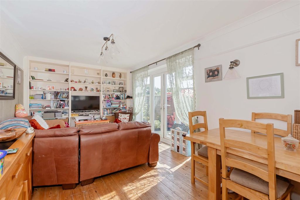 Property photo 3 of 22 Sunny Close_16.Jpg