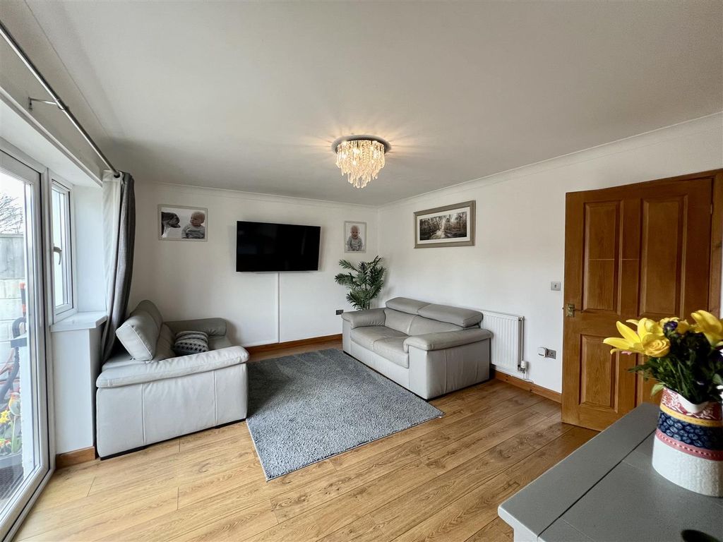 Property photo 2 of 16 Lounge