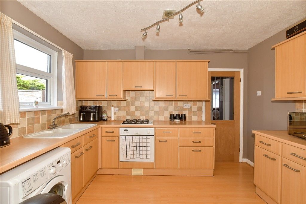 Property photo 3 of 11 Kitchen