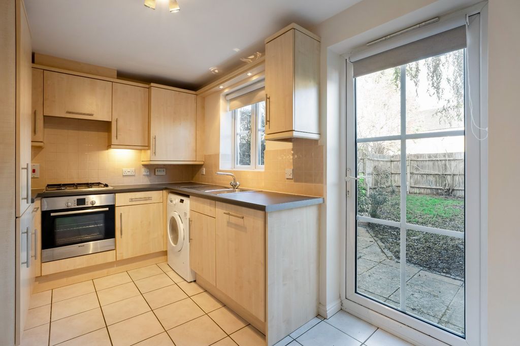 Property photo 3 of 10 Kitchen