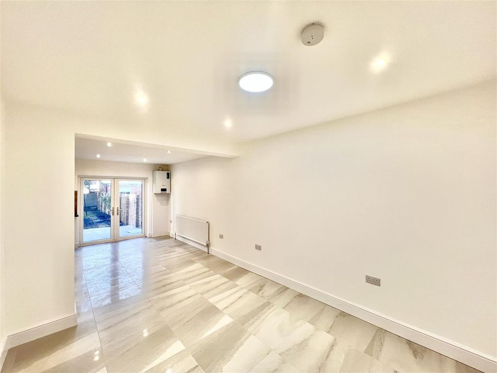 Property photo 2 of 14 Through Lounge