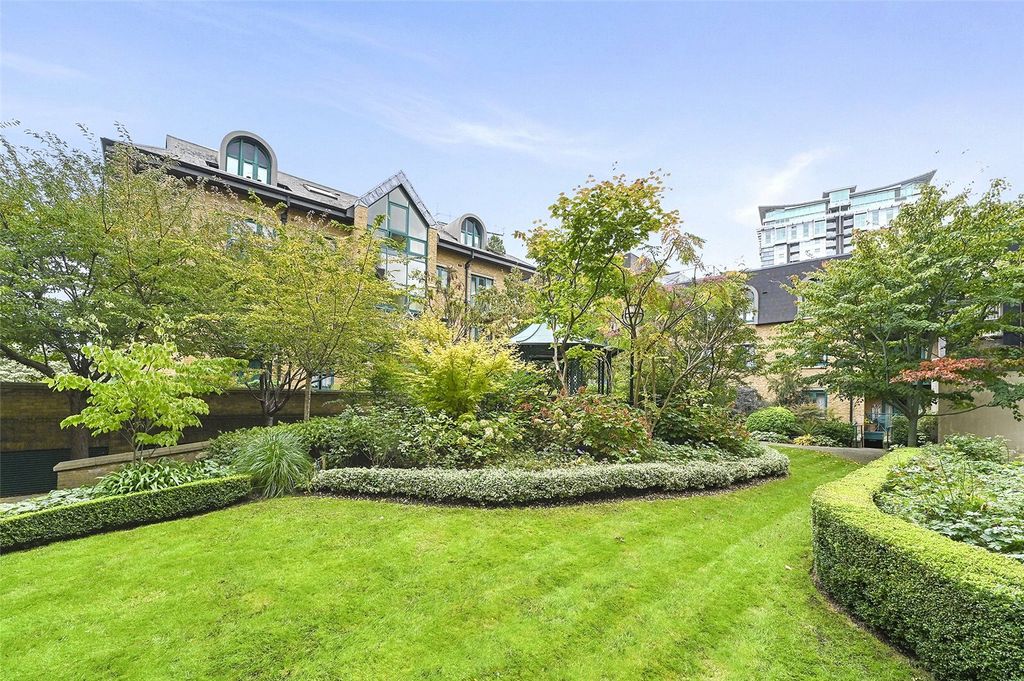 Property photo 3 of 10 Communal Gardens