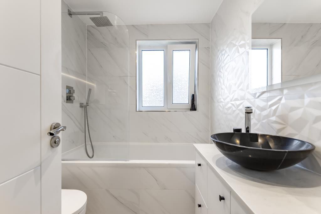 Property photo 2 of 10 Bathroom