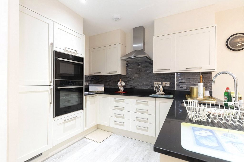 Property photo 1 of 17 Picture No. 11