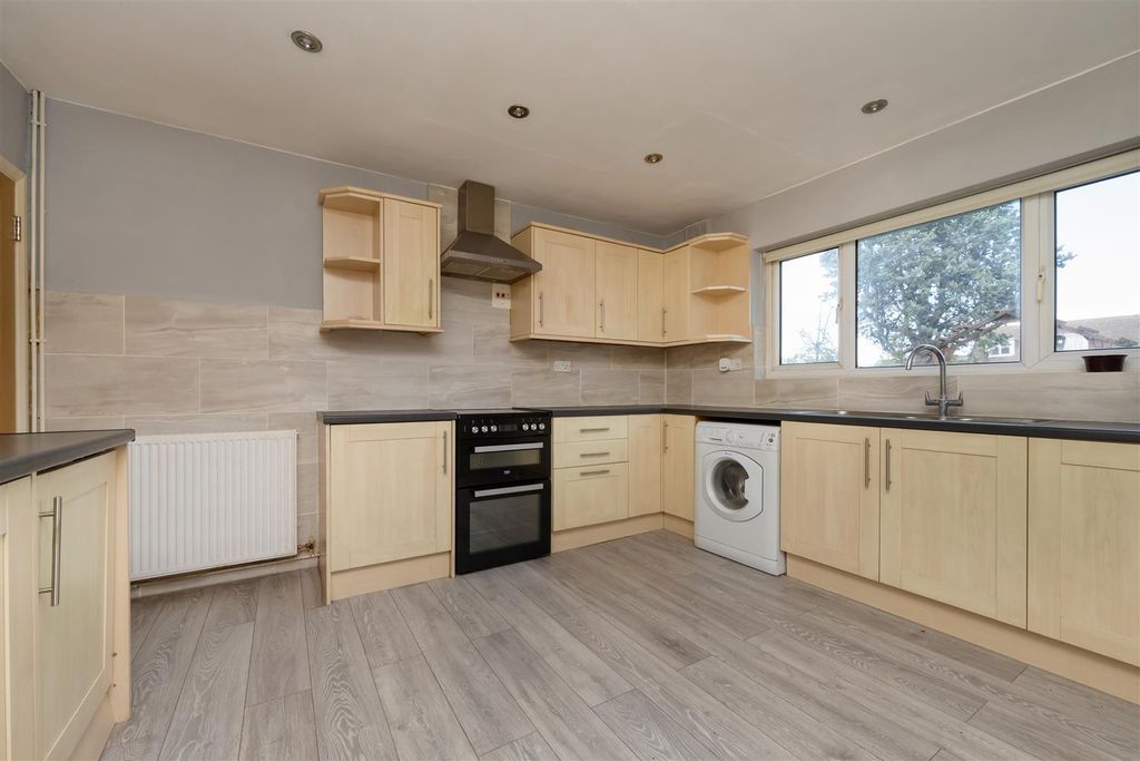 Property photo 2 of 14 Columbia Avenue, Seasalter, Whitstable