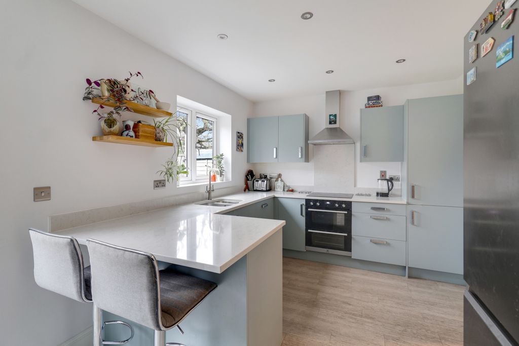 Property photo 3 of 16 Kitchen And Breakfast Bar