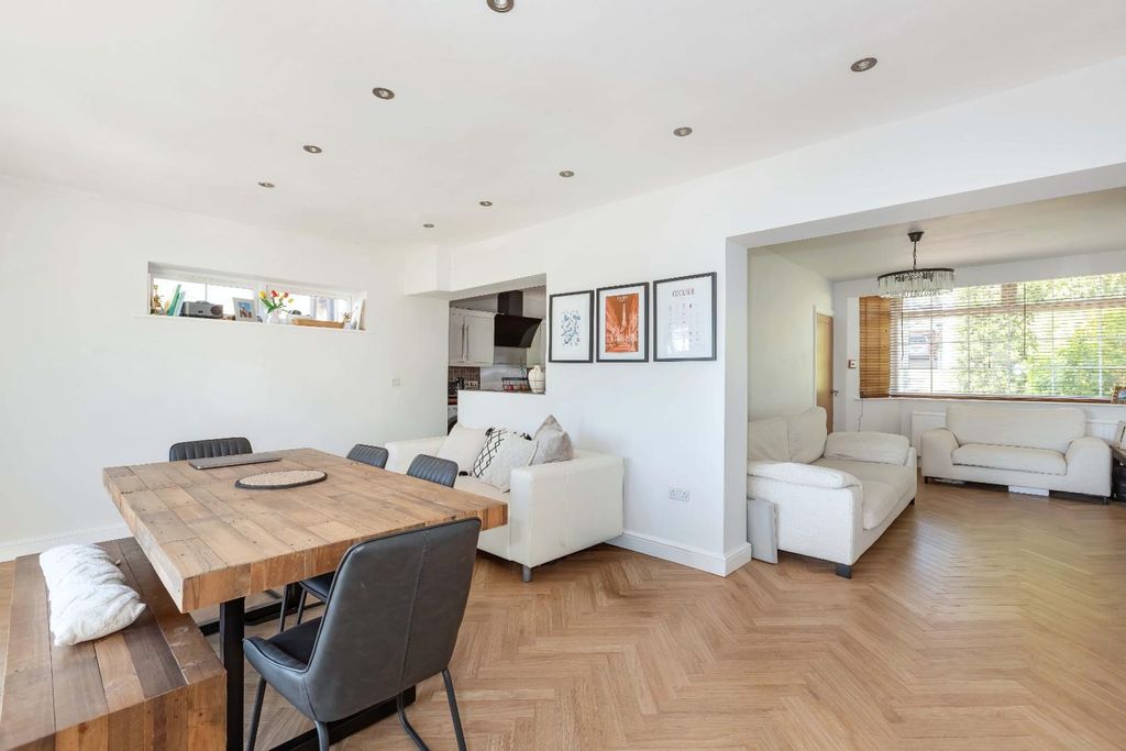 Property photo 2 of 21 Fircroft Ave_11.Jpg