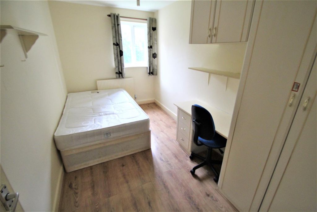 Property photo 3 of 5 Bright Furnished Single Bedroom With A Comfortable...