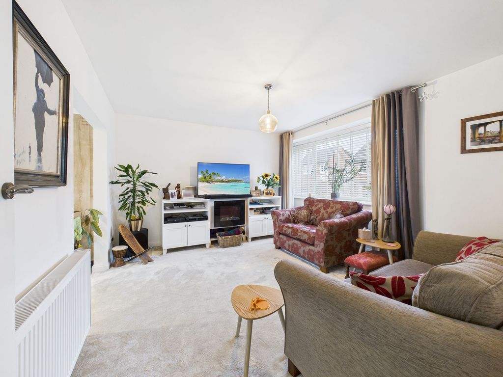 Property photo 3 of 13 Lounge