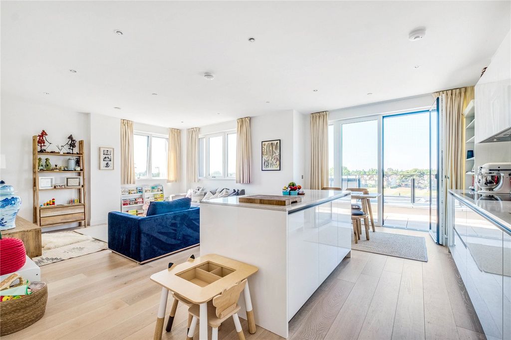 Property photo 1 of 8 Kitchen/Reception