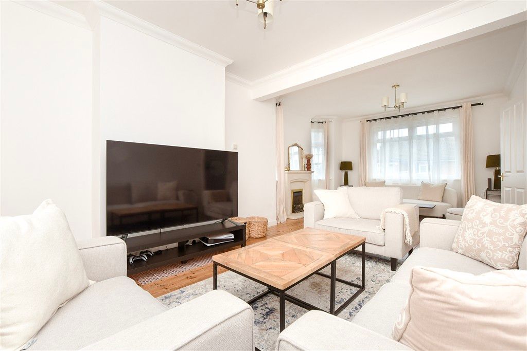 Property photo 3 of 15 Lounge