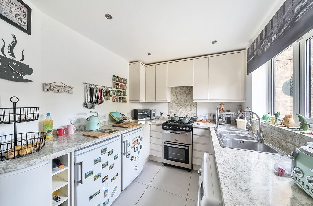Property photo 2 of 10 1310424-12-685E70...