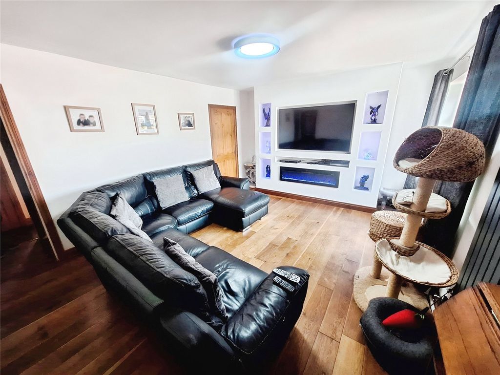 Property photo 2 of 13 Lounge