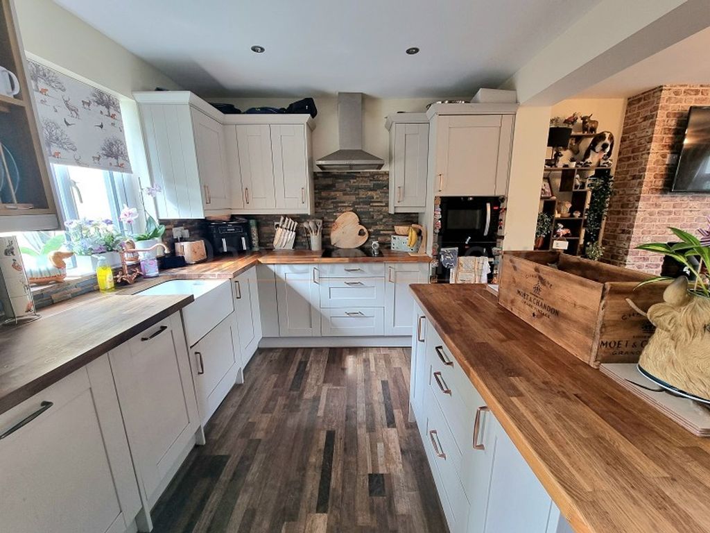 Property photo 3 of 33 Kitchen