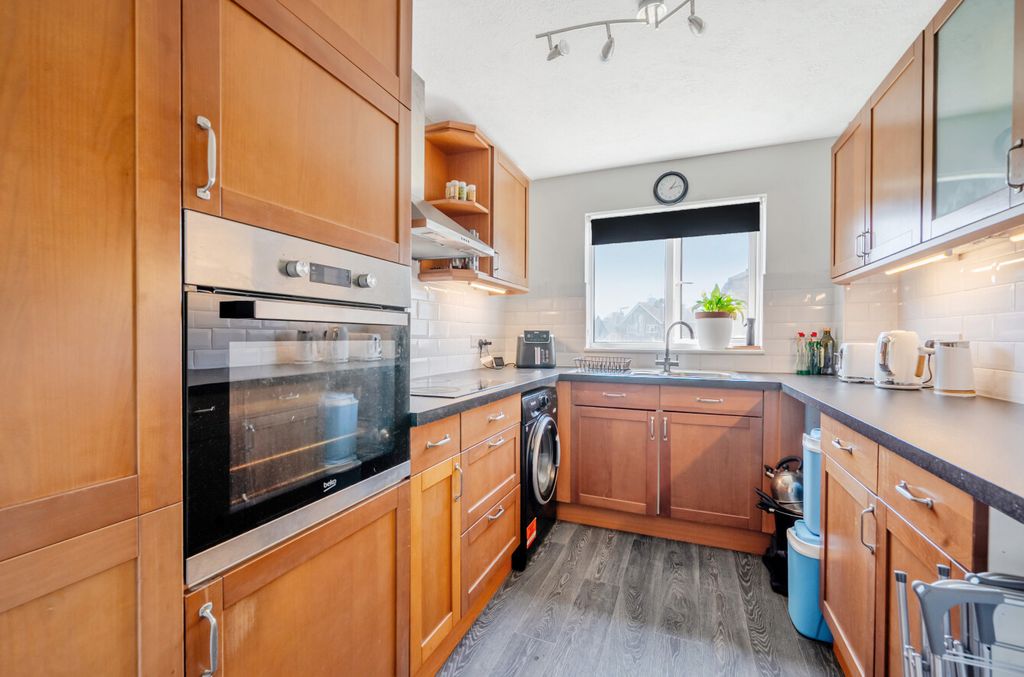 Property photo 2 of 7 Kitchen