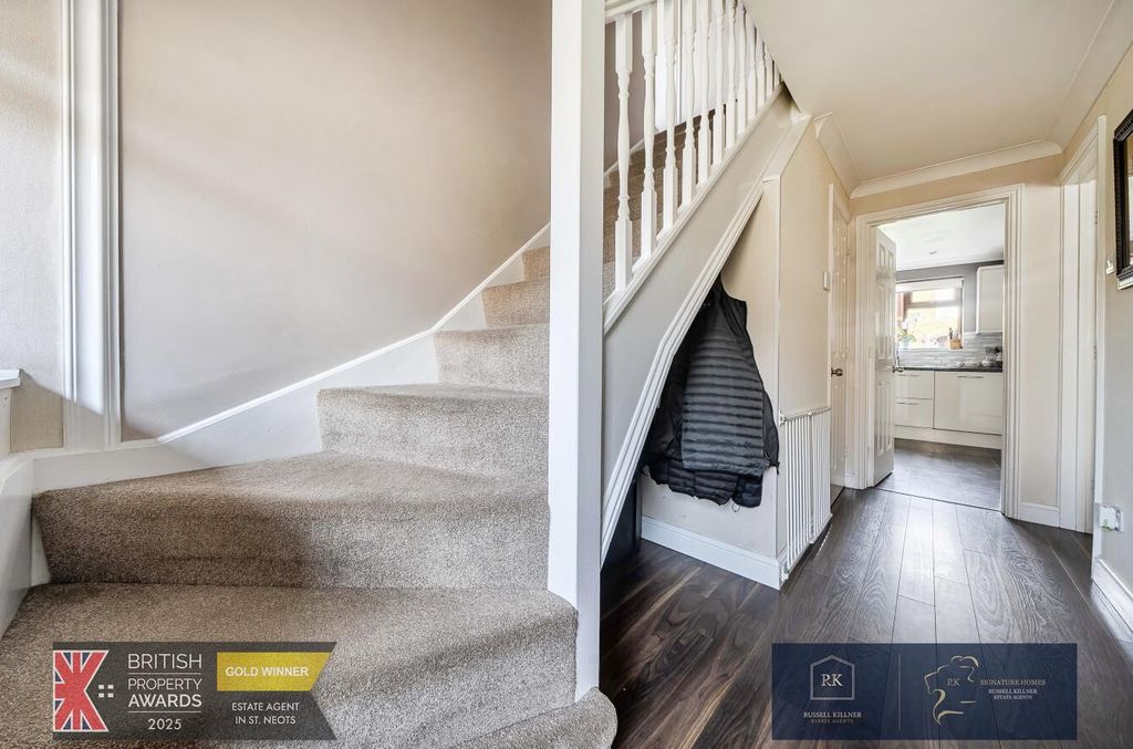 Property photo 2 of 26 Hallway.