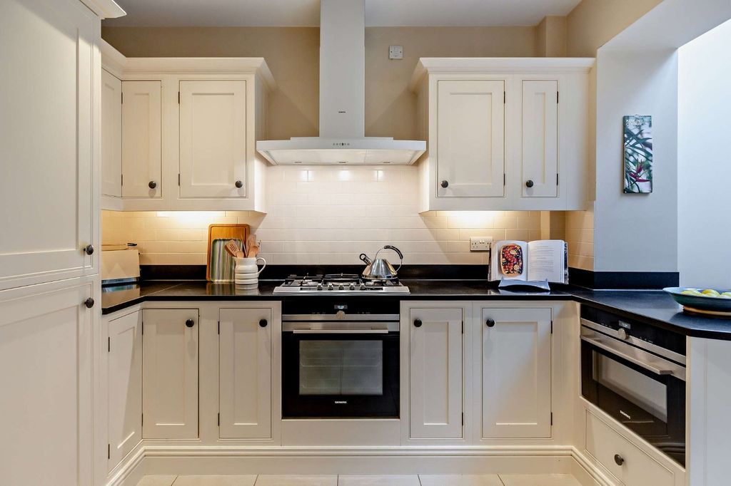 Property photo 3 of 19 Kitchen