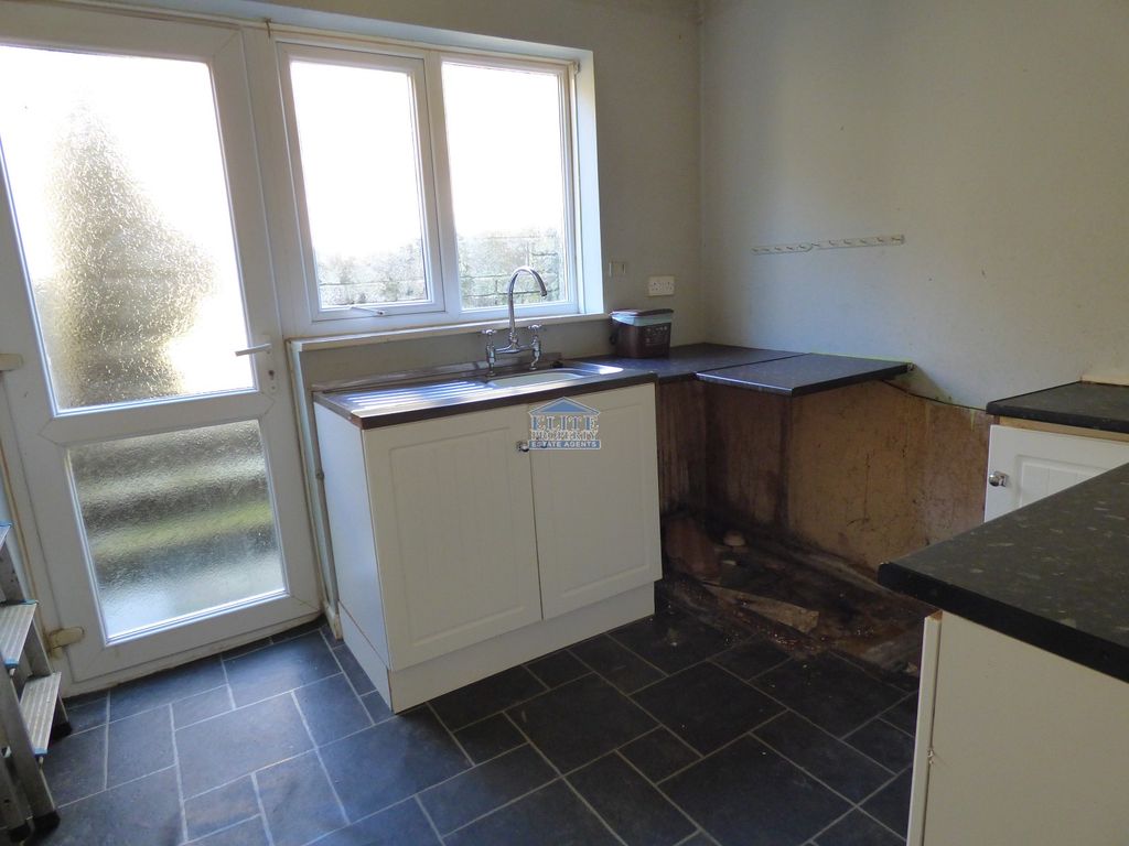 Property photo 3 of 12 Kitchen