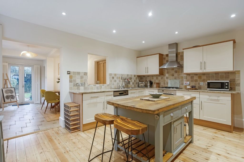 Property photo 2 of 16 Kitchen/Breakfast
