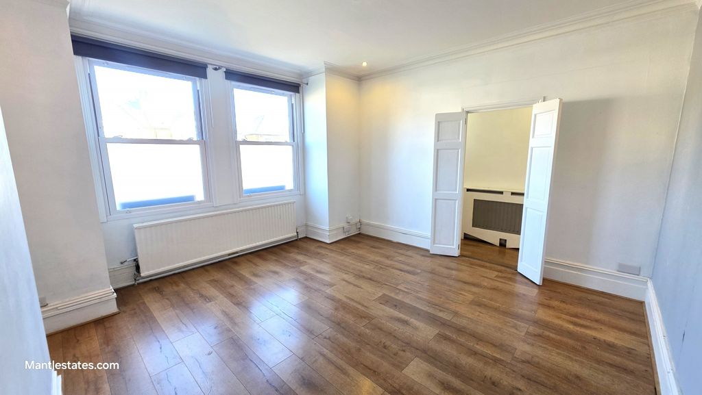 Property photo 3 of 20 Lounge