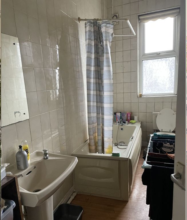 Property photo 3 of 4 Bright And Clean Bathroom With A Bathtub, Sink, An...