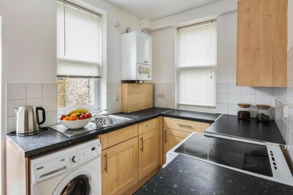 Property photo 2 of 6 Kitchen 15 Walcorde Avenue Se17.Jpeg