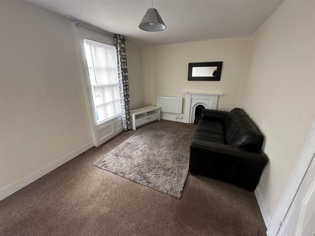 Property photo 3 of 8 Lounge