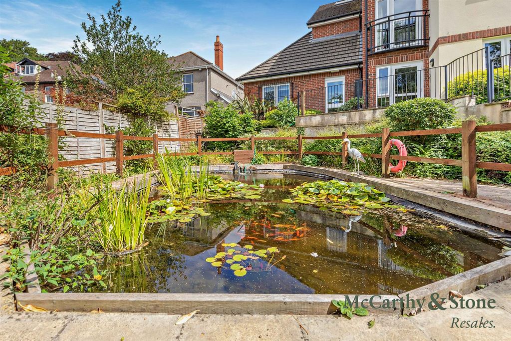 Property photo 2 of 19 Communal Gardens
