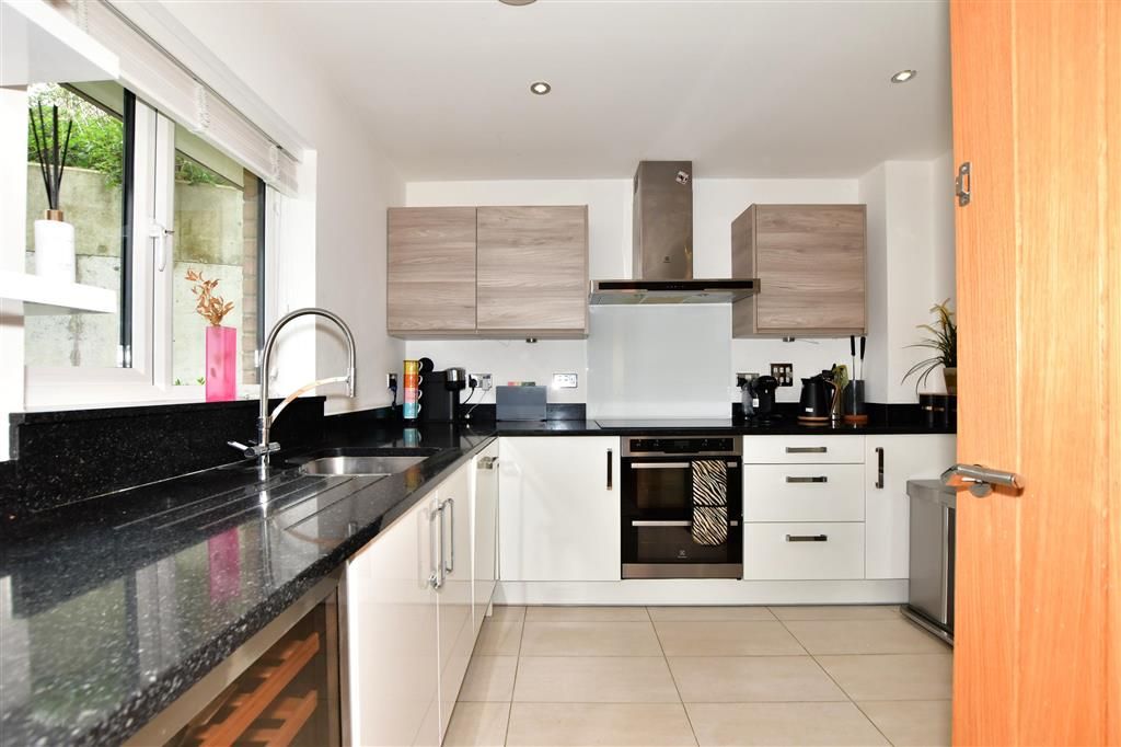 Property photo 1 of 10 Kitchen