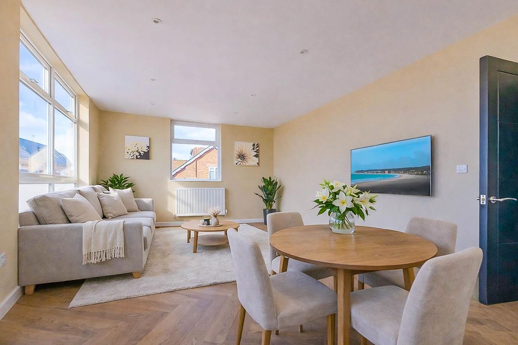 Property photo 1 of 9 Lounge/Diner