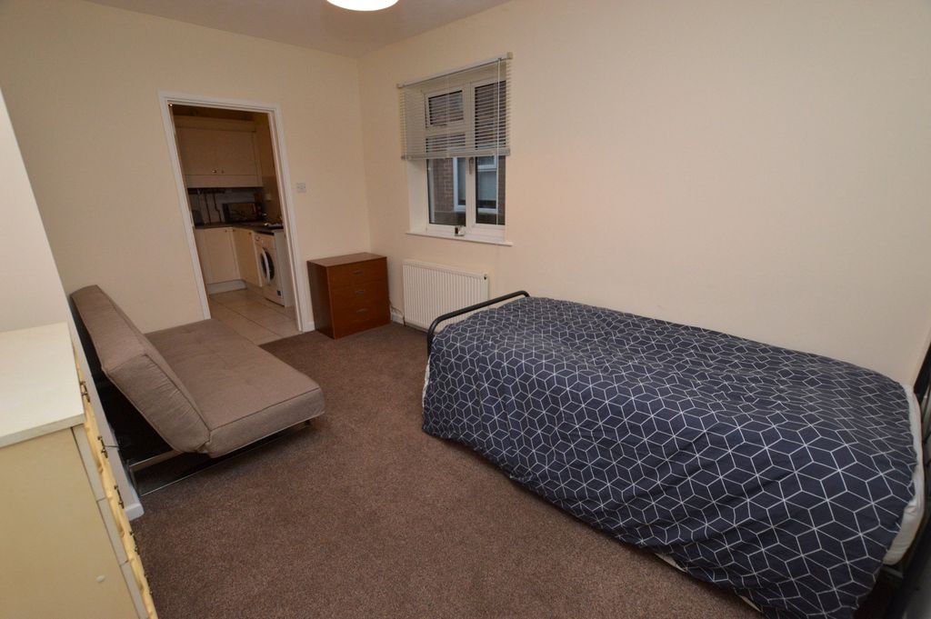 Property photo 3 of 14 Bedsittingroom -Flat