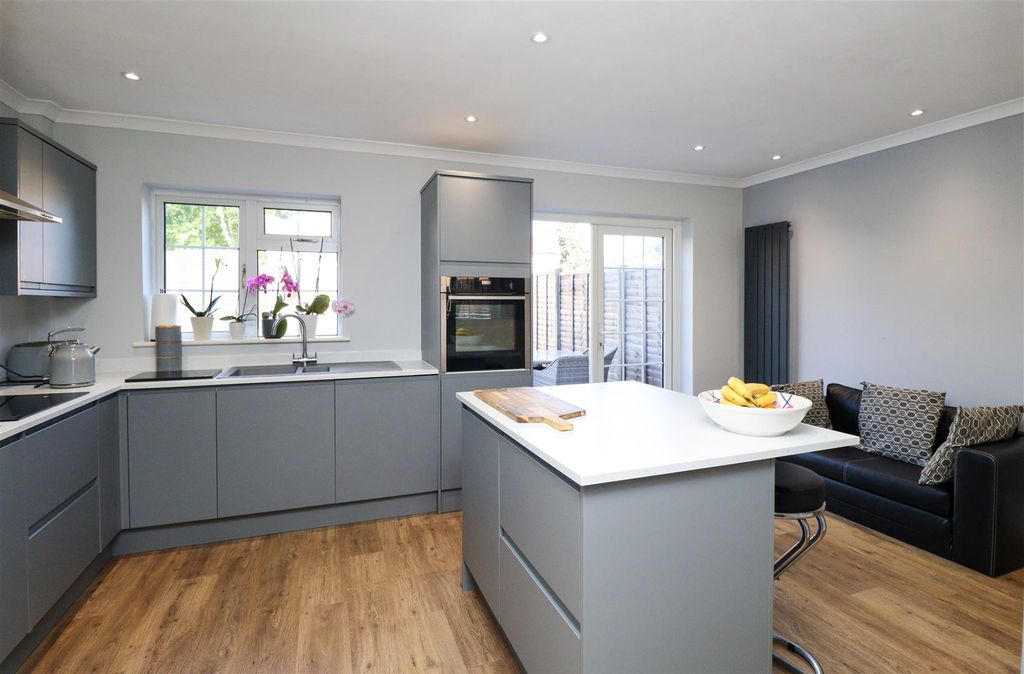 Property photo 2 of 18 Kitchen/Breakfast Room