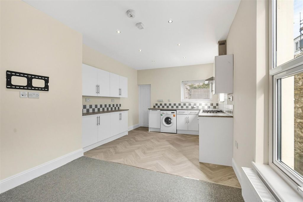 Property photo 3 of 18 Kitchen/Breakfast Room