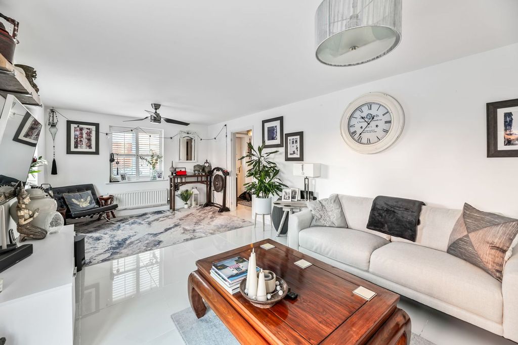 Property photo 3 of 19 Lounge