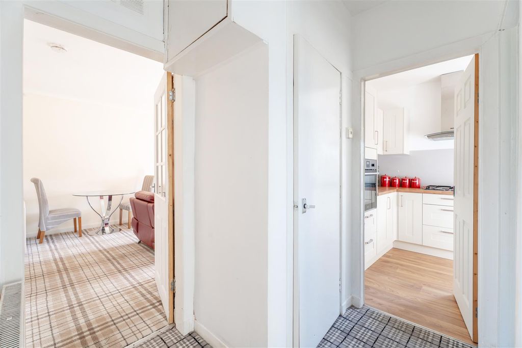 Property photo 3 of 18 Entry2