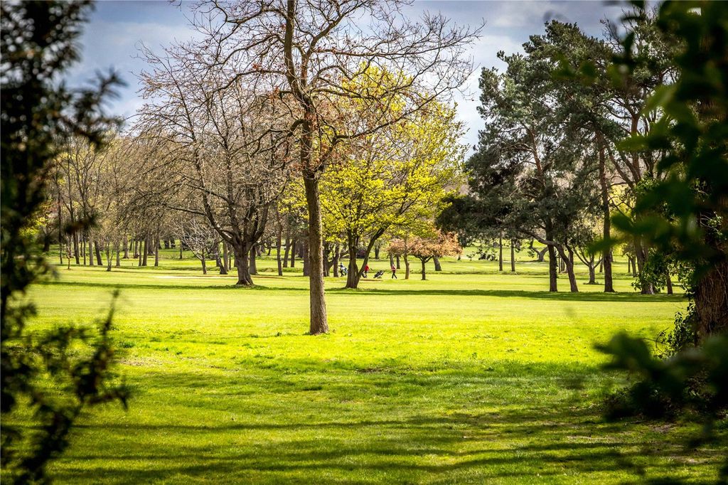 Property photo 3 of 31 House. Partnership