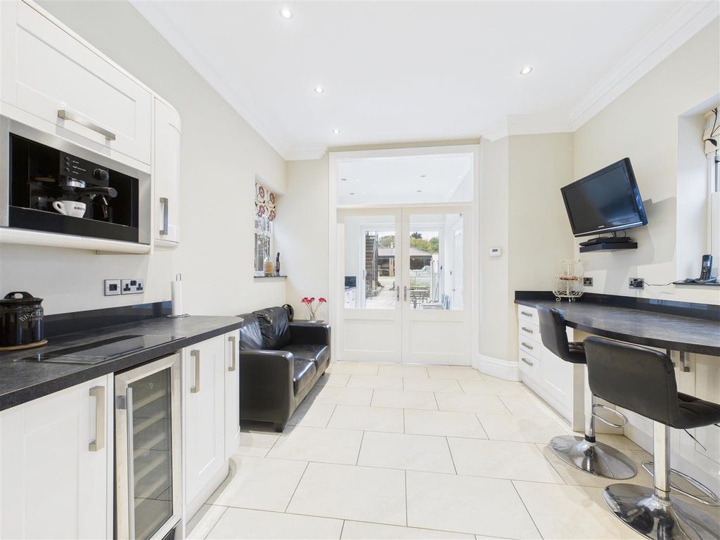 Property photo 2 of 24 Cam05451G0-Pr0063-Still019.Jpg