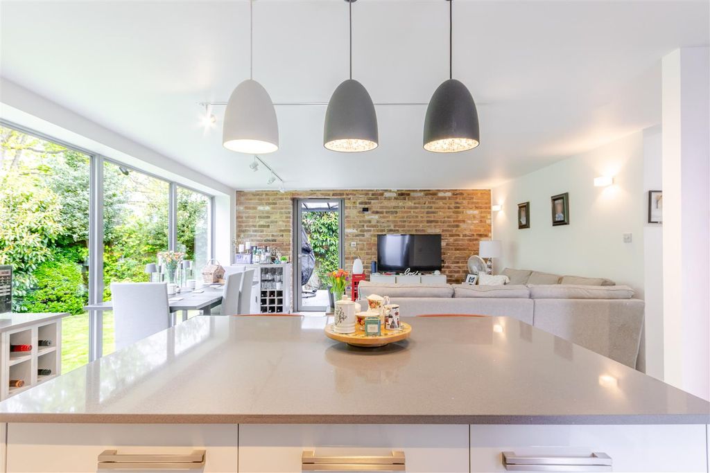 Property photo 3 of 33 Kit Liv 3.Jpg