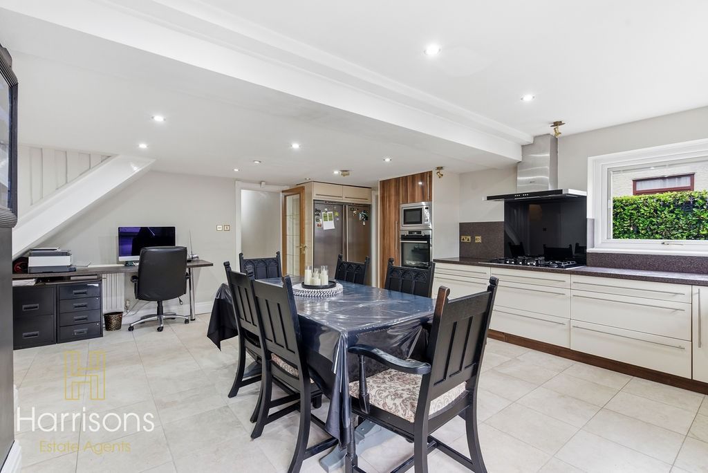 Property photo 2 of 40 5165984