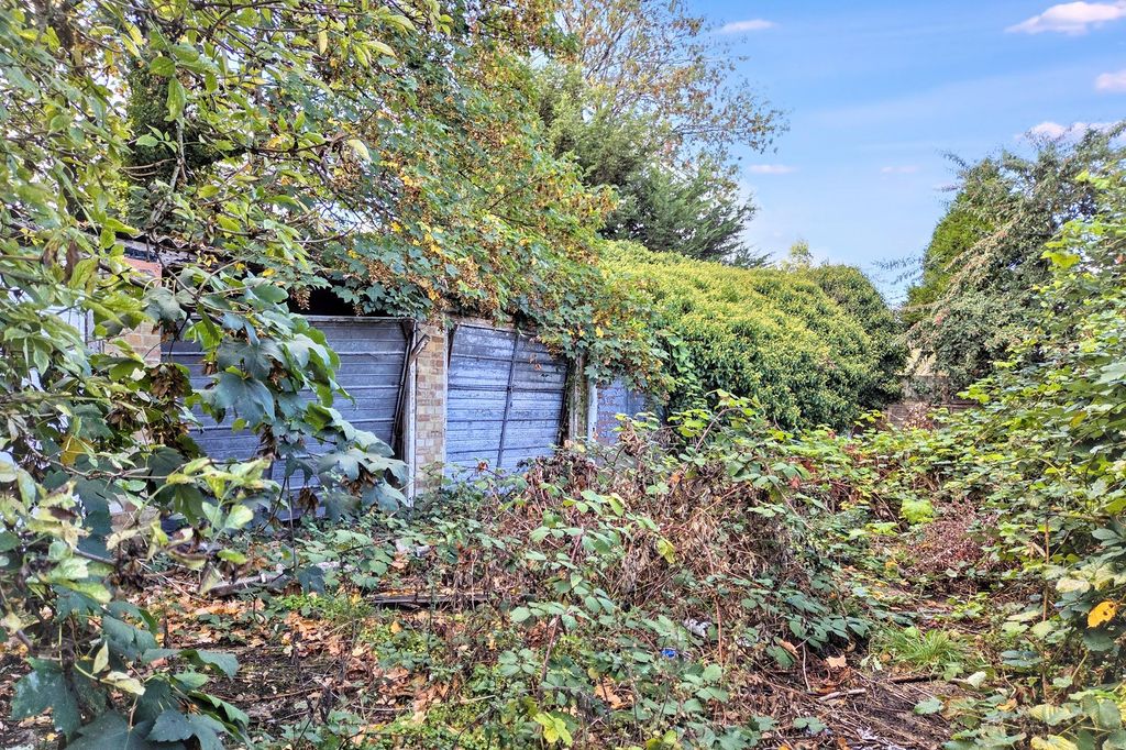 Property photo 1 of 6 Land And Garages At Cunningham Road, Enfield, En3 6Lb