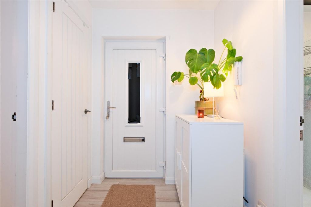 Property photo 2 of 17 Entrance Hallway