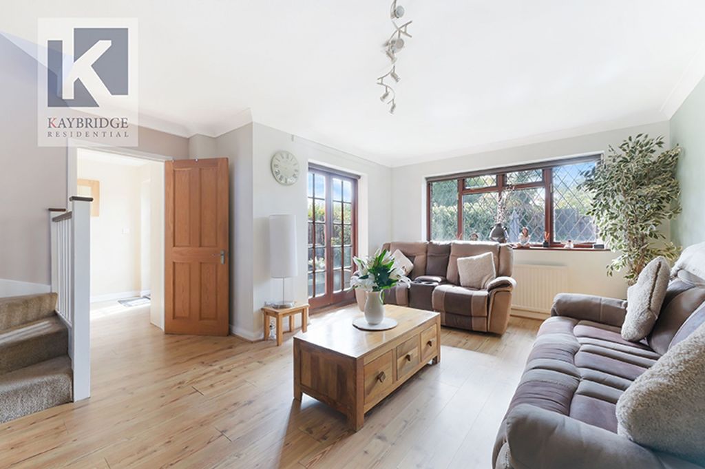 Property photo 2 of 12 Inverness Road, Kt4 8Pt