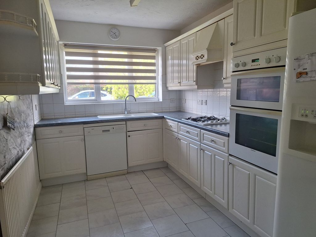 Property photo 3 of 11 Kitchen