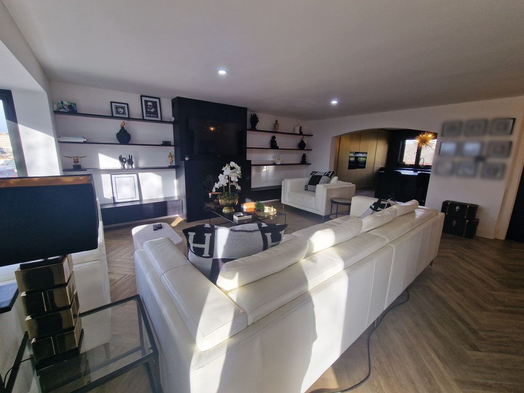 Property photo 2 of 21 Living Room