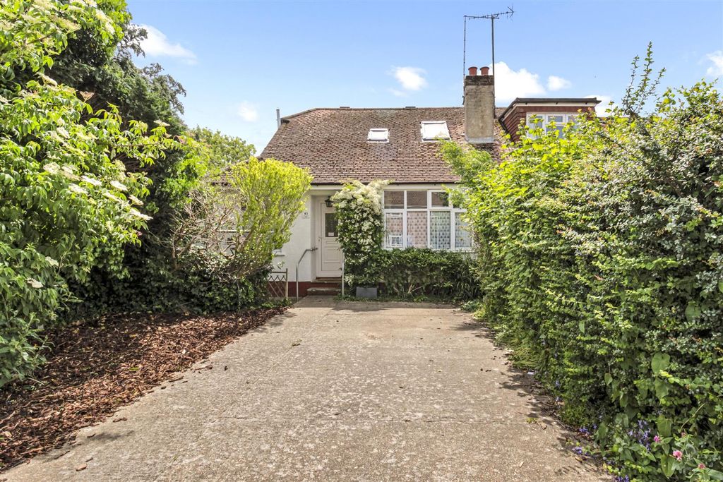 Property photo 2 of 17 Canterbury Road 83_016.Jpg