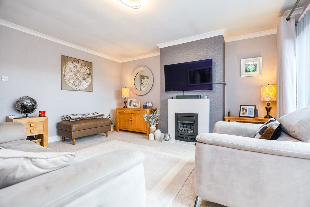 Property photo 3 of 19 Lounge