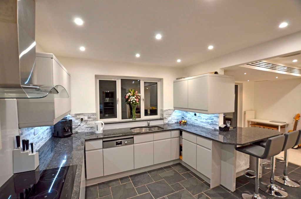 Property photo 2 of 32