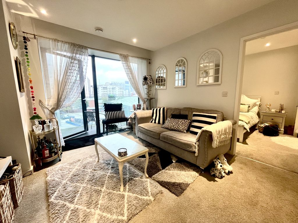 Property photo 3 of 19 Lounge